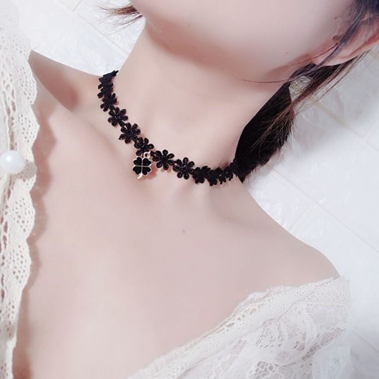 Choker lace necklace